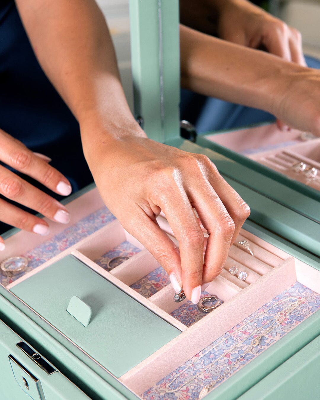 WOLF X LIBERTY Julia Interior Print Große Schmuckbox – Sage Green WOLF1834